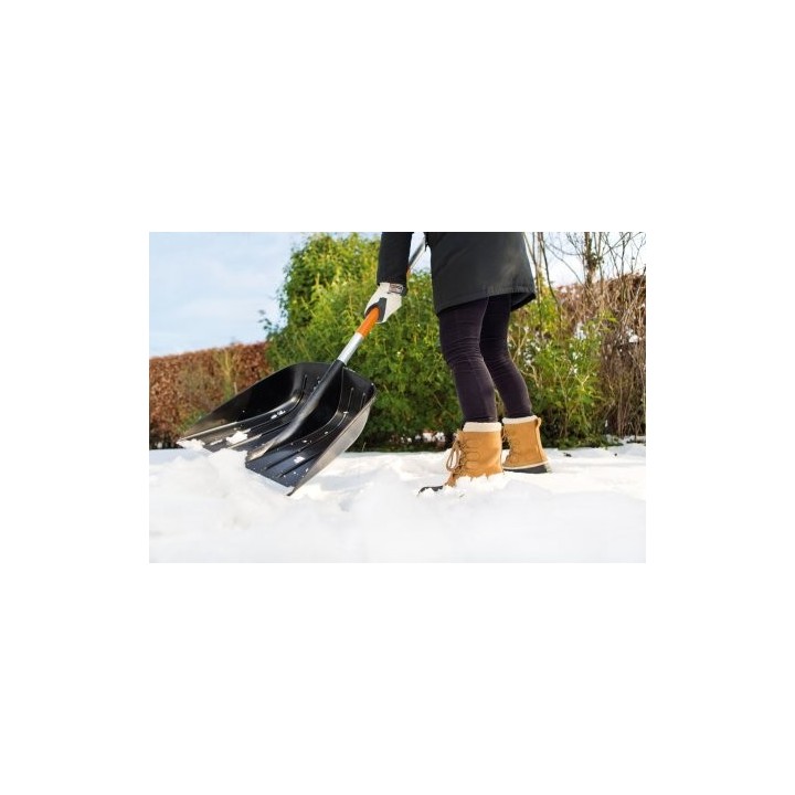 Lopata pentru zapada Fiskars SnowXpert Neagra